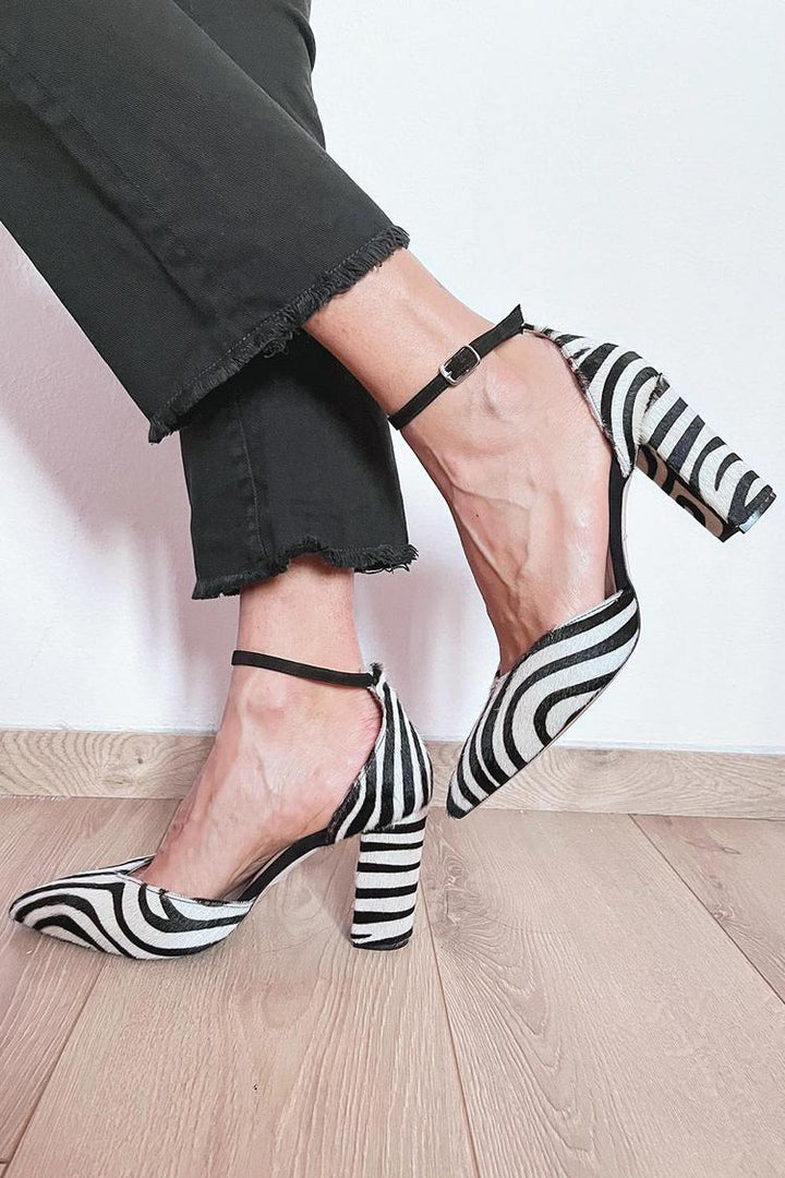 ZEBRA-MUSTER PUMPS MIT KNÖCHELRIEMEN