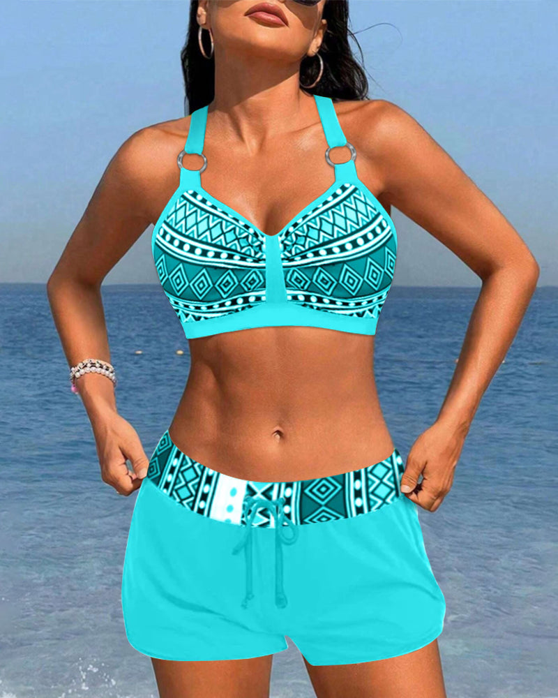 Hochgeschnittene Bikinis mit geometrischem Muster