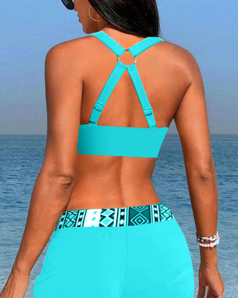 Hochgeschnittene Bikinis mit geometrischem Muster