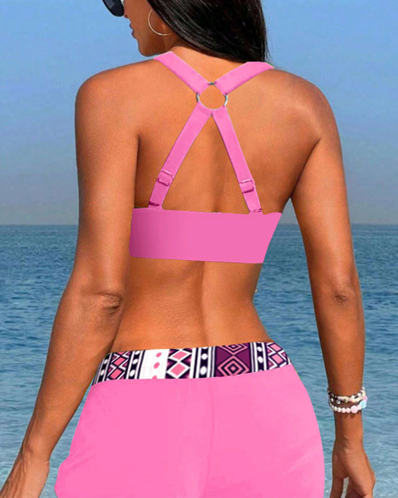 Hochgeschnittene Bikinis mit geometrischem Muster