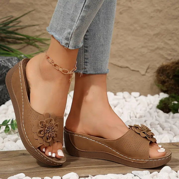Indy™ Wedge Sandalen für Frauen - Slip-On Komfort & Florale Eleganz